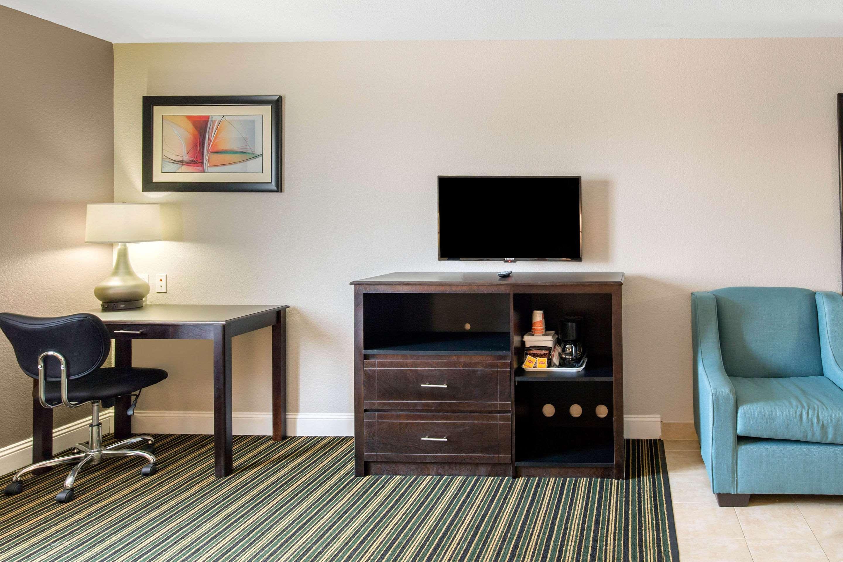 Quality Inn And Suites Port Arthur Nederland Exterior photo